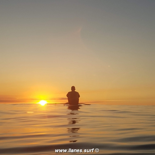 paddle surf en llanes en la puesta de sol